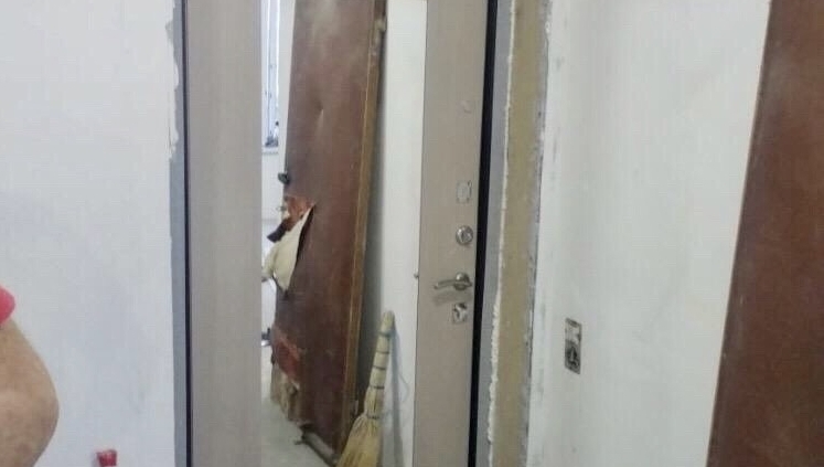 внутренняя часть входной двери в квартиру Ратибор Люкс с зеркалом после установки